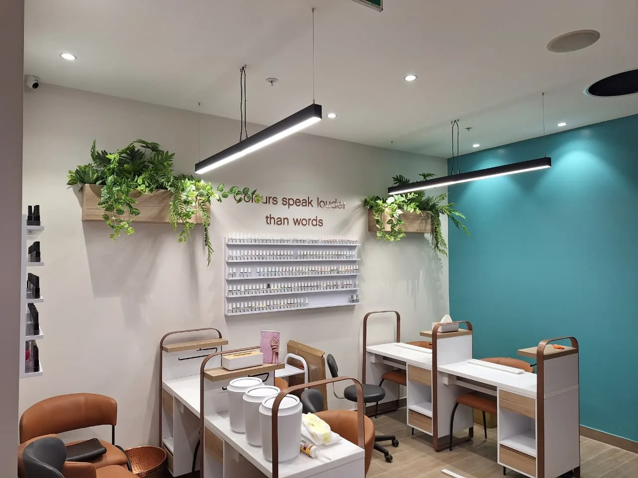 Retail shopfitting electrical and feature lighting installation